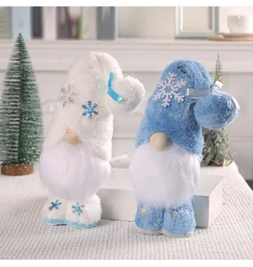 Zwei weihnachtliche Wichtel mit Schneeflockenhüten vor einem festlichen Hintergrund