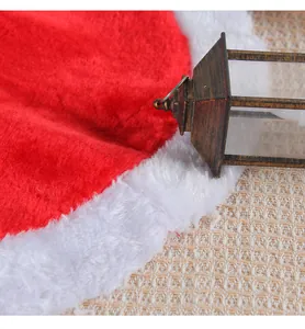 Primo piano della morbida consistenza della mini gonna per albero di Natale rossa e bianca.