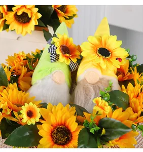 Gros plan détaillé de gnomes en peluche tournesol avec chapeaux jaunes et verts.