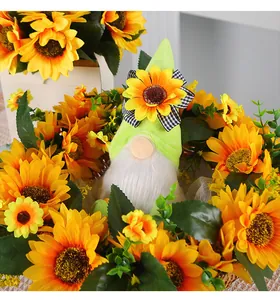 Vue détaillée d'un gnome en peluche avec chapeau de tournesol parmi les fleurs