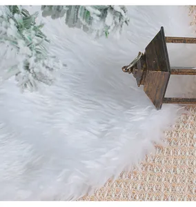 Dettaglio del tappeto per albero di Natale in finta pelliccia bianca decorativo
