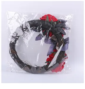 Detailweergave van de Halloween skelet handkrans in de doorzichtige plastic verpakkingszak