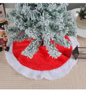Dettaglio di un mini tappeto per albero di Natale in peluche rosso e bianco in posa festiva