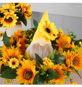 Détail d'une adorable poupée gnome tournesol entourée de tournesols artificiels jaunes