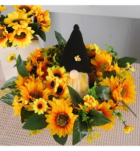 Gros plan d'un gnome du Festival des Abeilles niché dans une couronne de tournesols vive