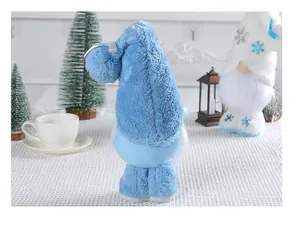 Detailansicht der Rückseite eines blauen Plüsch-Weihnachtswichtels als Dekoration