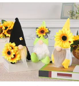 Gros plan sur trois adorables gnomes sans visage sur le thème du tournesol et abeille.