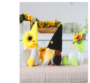Trois gnomes abeille tournesol avec chapeaux en peluche et longues barbes