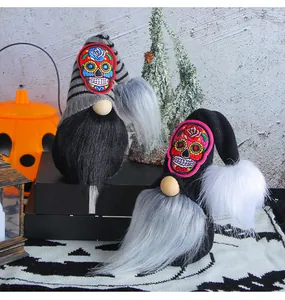 Vue détaillée de gnomes d'Halloween avec broderies de crânes colorés sur bonnets tricotés