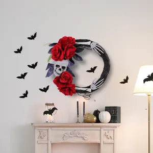 Γοτθικό στεφάνι κρανίου Halloween με κόκκινα τριαντάφυλλα και χέρια σκελετού για διακόσμηση.