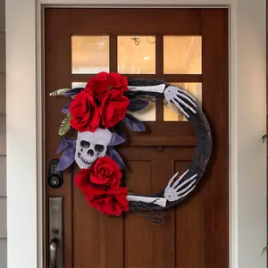 Στεφάνι Halloween με κρανίο, κόκκινα τριαντάφυλλα και χέρια σκελετού σε πόρτα