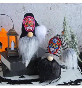 Détail de gnomes d'Halloween avec broderies de crânes colorées et barbe en fausse fourrure.