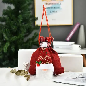 Rode kerstkabouter geschenkzakje met trekkoord, witte baard en geruite randafwerking