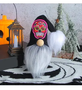 Gros plan détaillé d'un gnome d'Halloween avec broderie de crâne colorée sur son chapeau
