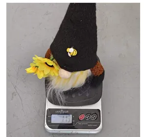 Figurine de nain de la fête des abeilles pesée sur une balance, affichant 113g