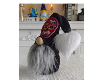 Détail d'un gnome d'Halloween avec broderie tête de mort et barbe en fausse fourrure grise