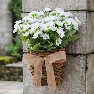 Ramo de margaritas artificiales blancas en cesta de mimbre con lazo de yute decorativo