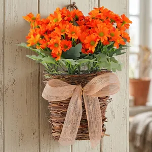 Cesta colgante de otoño con girasoles naranjas artificiales y un lazo rústico decorativo