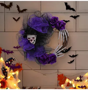 Gedetailleerd beeld van Halloween schedelkrans met paarse rozen en skelethanden