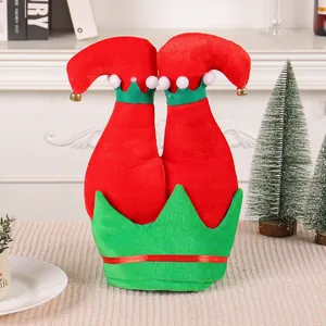 Feestelijke creatieve kerstelf-pootjeshoed met belletjes voor kerstfeest tafeldecoratie