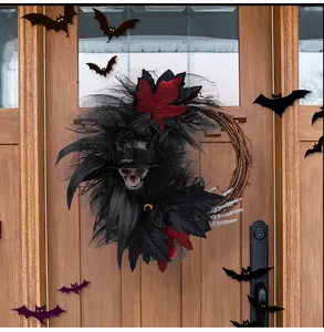 Halloween krans met schedel en hoge hoed hangend aan houten deur
