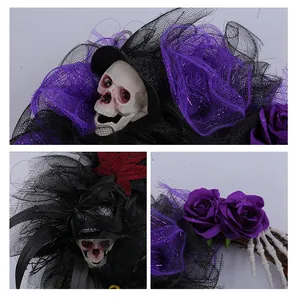 Detail van Halloween krans met schedel, hoge hoed en paarse mesh decoratieve stof