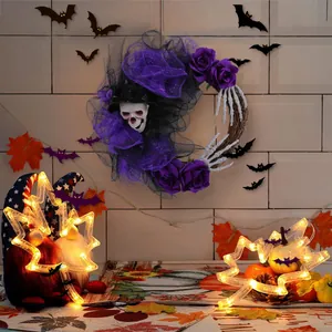 Griezelige Halloween krans met schedel, paarse rozen en skelethanden op wijnstok ring