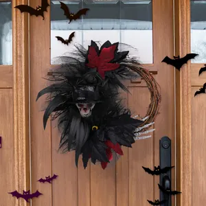 Griezelige Halloween-krans met schedel en hoge hoed aan een rustieke houten deur.