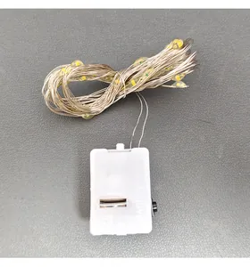 Nahaufnahme von flexiblen Kupferdraht-LED-Lichterketten mit Batteriefach für Deko.