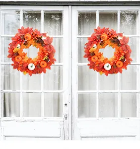 Detail van Thanksgiving herfstkransen met esdoornbladeren en witte pompoenen op een deur