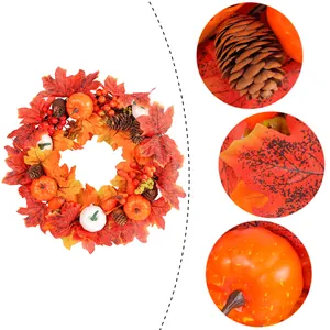 Prachtige kunstmatige herfstkrans met esdoornbladeren en pompoenen voor huisdecoratie