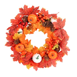Herfstkrans met kunstmatige witte pompoenen en esdoornbladeren voor Thanksgiving