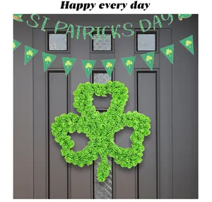 Détail de la couronne de roses trèfle vert pour la décoration de porte de la Saint-Patrick