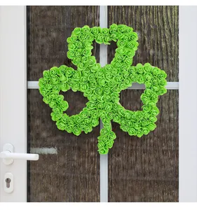 Couronne de trèfle en roses vertes sur une porte vitrée blanche pour la Saint-Patrick