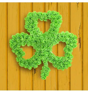 Vue détaillée de la couronne de trèfle en roses vertes pour la déco de la Saint-Patrick