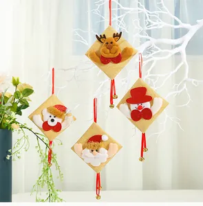 Weihnachtsdekoration aus Sackleinen an einem weißen Zweig als festliche Hausdekoration.
