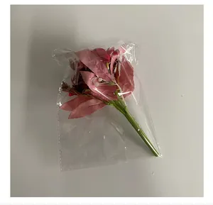 Vista detallada de un ramo de flores de seda artificial en una bolsa plástica clara
