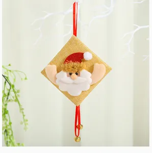 Detail eines Weihnachtsanhängers aus Sackleinen mit Weihnachtsmann und Glocken