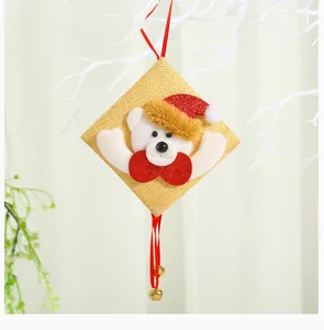 Detail des Weihnachts-Sackleinenschmucks mit einem weißen Bären und rotem Hut
