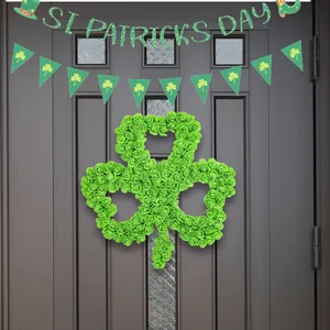Couronne de roses trèfles pour décor de porte Saint-Patrick avec guirlande florale verte
