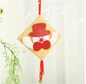 Detailaufnahme eines Weihnachtsanhängers aus Sackleinen mit Glitzer-Schneemann und Glocken