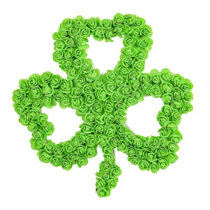 Couronne de trèfle en roses de mousse verte pour la Saint-Patrick, déco murale
