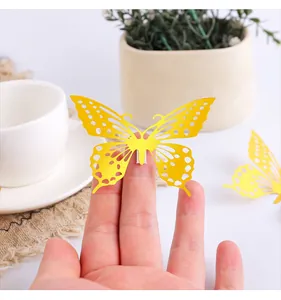Dettaglio ravvicinato di un adesivo da parete farfalla 3D gialla per decorazione.