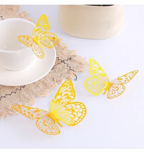 Dettaglio di eleganti adesivi murali a farfalla 3D traforati gialli su una tazza bianca