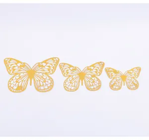 Set di tre adesivi murali a farfalla 3D traforati in oro in diverse dimensioni