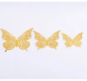 Set di tre adesivi murali a farfalla 3D dorati con intricati disegni intagliati a laser