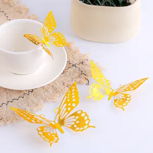 Set di tre adesivi murali a farfalla d'oro cavi 3D per decorazioni eleganti di casa.