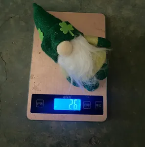 Detalle que muestra el peso de 26g del gnomo verde para el día de San Patricio