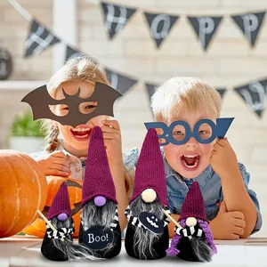 Gnomes d'Halloween avec balai de sorcière et signe Boo dans un décor de fête réel