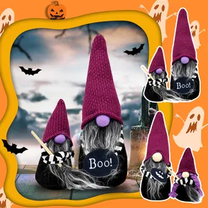 Vue détaillée de gnomes d'Halloween avec chapeaux tricotés et accessoires de balai